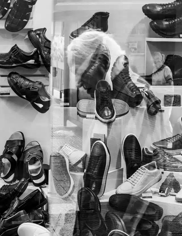 Artistic black and white photo of a shoe storefront with reflections in Buenos Aires.